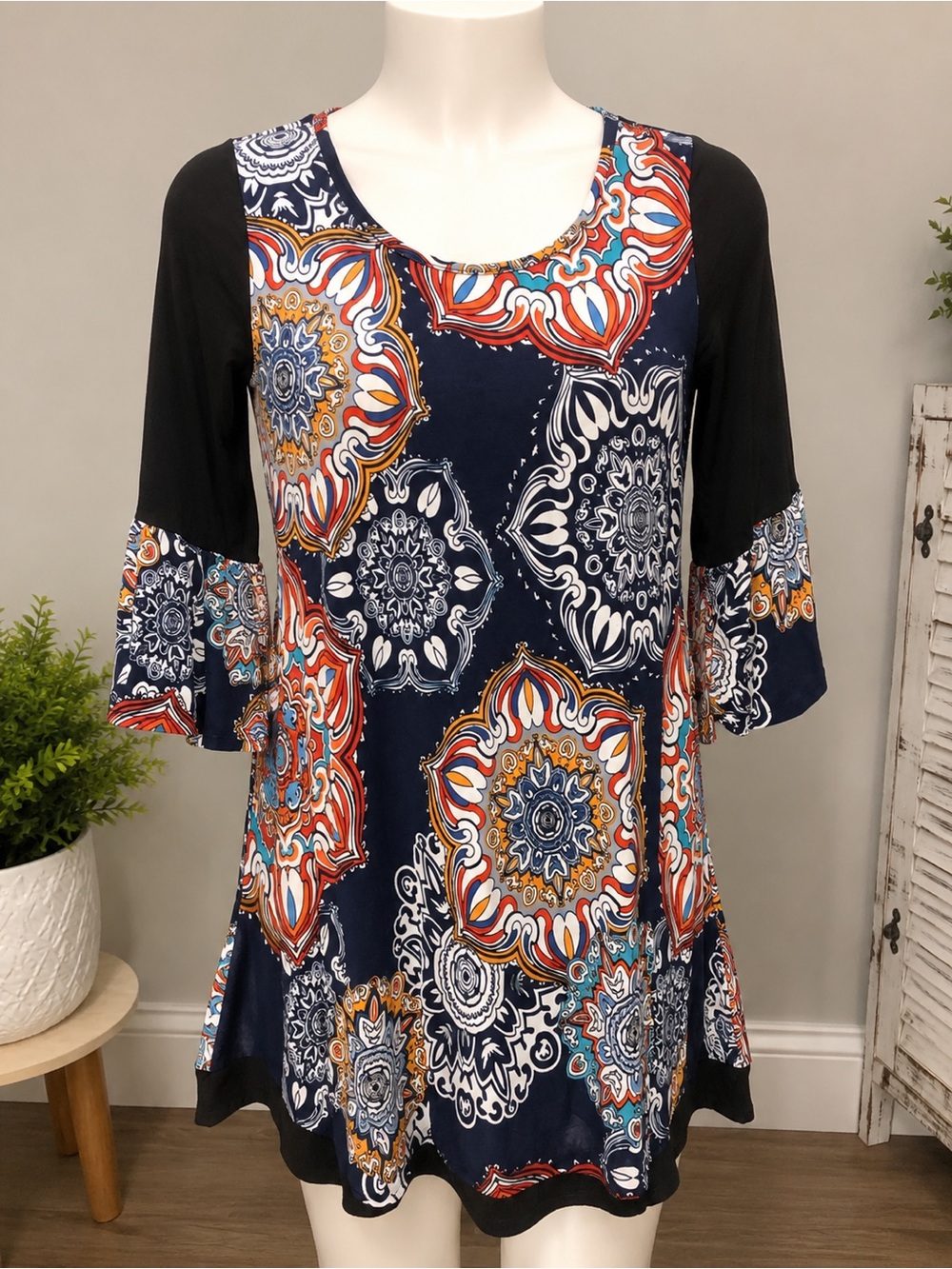 Women’s Medium Medallion Print Tunic Top 3/4 Bell Sleeve Boho Stretch Blouse